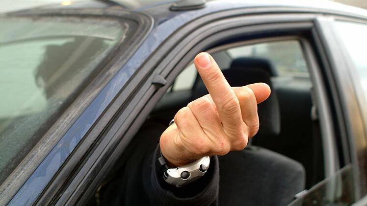 Eine Frau bestritt, einem Brötchenausfahrer, den Stinkefinger gezeigt zu haben. Das Gericht glaubte ihr und stellte das Verfahren ein.  Foto: imago