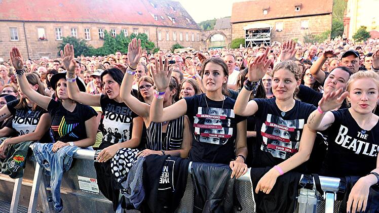 Fans aus ganz Deutschland reisten im Juli 2017 bei "Silbermond" nach Ebern an.Fotos: Helmut Ölschlegel