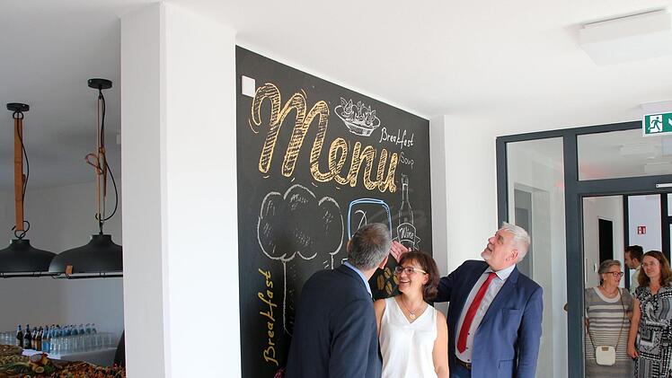 Bauunternehmerin Gisela Raab  zeigt OB Norbert Tessmer (rechts) und  Bürgermeister Thomas Nowak die Gemeinschaftsküche.Foto: Ulrike Nauer