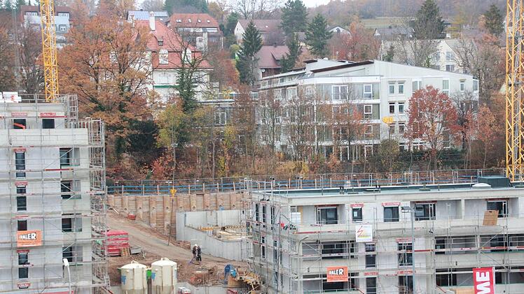 Bodenbewegungen während  des Baus der  Wohnanlage an  der Bayreuther Straße, haben  zu Rissbildungen  an  dem oberhalb  der Spundwände gelegenen Seniorenzentrum Jörg-Creutzer geführt. Foto: Andreas Oswald