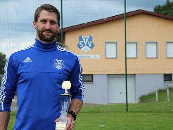 Sein erster Torjägerpokal: Auf 23 Tore in der A-Klasse Rhön 1 kam Thomas Eckert vom TSV Waldfenster. Foto: Johannes Schlereth