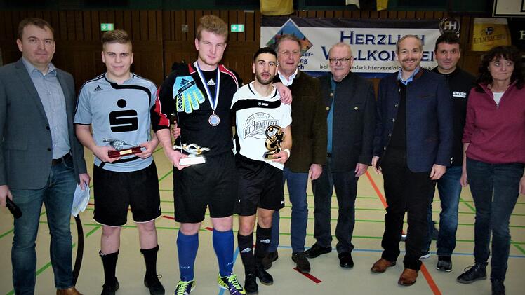 Von links: Bezirksschiedsrichter-Obmann  Michael Völk, Torschützenkönig Felix Maurer, Tim Schoberth (bester Torwart), Kaan Geezer (bester Turnierspieler),  OB Henry Schramm, BLSV-Kreisspielleiter Lothar Seyfferth, stellvertretender Landrat Jörg Kunstmann und Birgit Reichardt, Senior-Product-Managerin von der Kulmbacher Brauerei. Foto: Werner Reißaus
