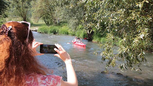 Verena Dotzel, Leiterin der Tourist-Info, ist st&auml;ndig auf Motiv-Suche. Hier lichtet sie an der Saale Kanu-Fahrer ab. Foto: Ralf Ruppert