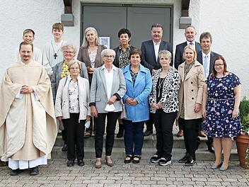 Untersteinach - Zwölf Christen feierten mit Pfarrer Sebastian Masella am Sonntag das Jubiläum ihrer Erstkommunion - zunächst mit einem Gottesdienst in der Kirche Mariä Heimsuchung und anschließend vor dem Gotteshaus, wo der Kirchenvorstand zu einem kleinen Umtrunk eingeladen hatte.