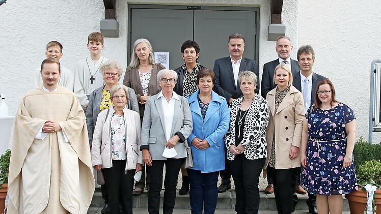 Untersteinach - Zwölf Christen feierten mit Pfarrer Sebastian Masella am Sonntag das Jubiläum ihrer Erstkommunion - zunächst mit einem Gottesdienst in der Kirche Mariä Heimsuchung und anschließend vor dem Gotteshaus, wo der Kirchenvorstand zu einem kleinen Umtrunk eingeladen hatte.