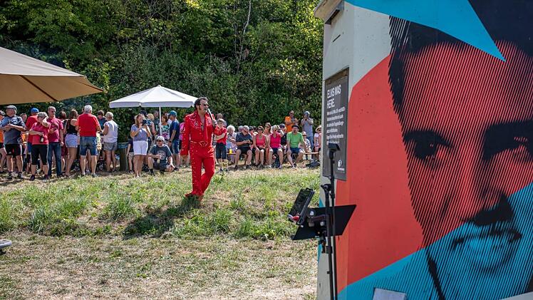 Duke Elvis gab am Elvis-Bahnhäuschen am Rhönexpress Bahn-Radweg   ein zweistündiges Live-Konzert. Initiiert hatte das ganze der Musikverein Wildflecken.