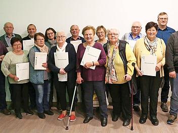 Durch Ortssprecher Manuel Schrüfer (2. v. r.) und Dritten Bürgermeister Dieter Leicht (r.) wurden einige Mitglieder für ihre 40-, 50- und 60- jährige Treue zum Obst- und Gartenbauverein Uetzing-Serkendorf geehrt.