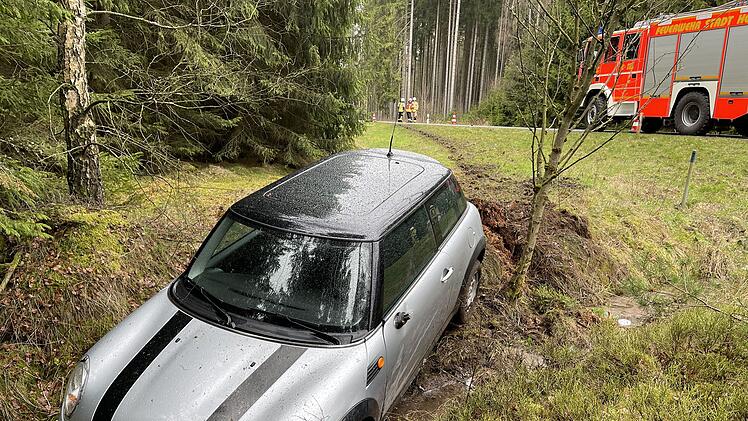 Lkw mit Warnblinker übersehen: Ältere Frau landet mit Pkw im Bach