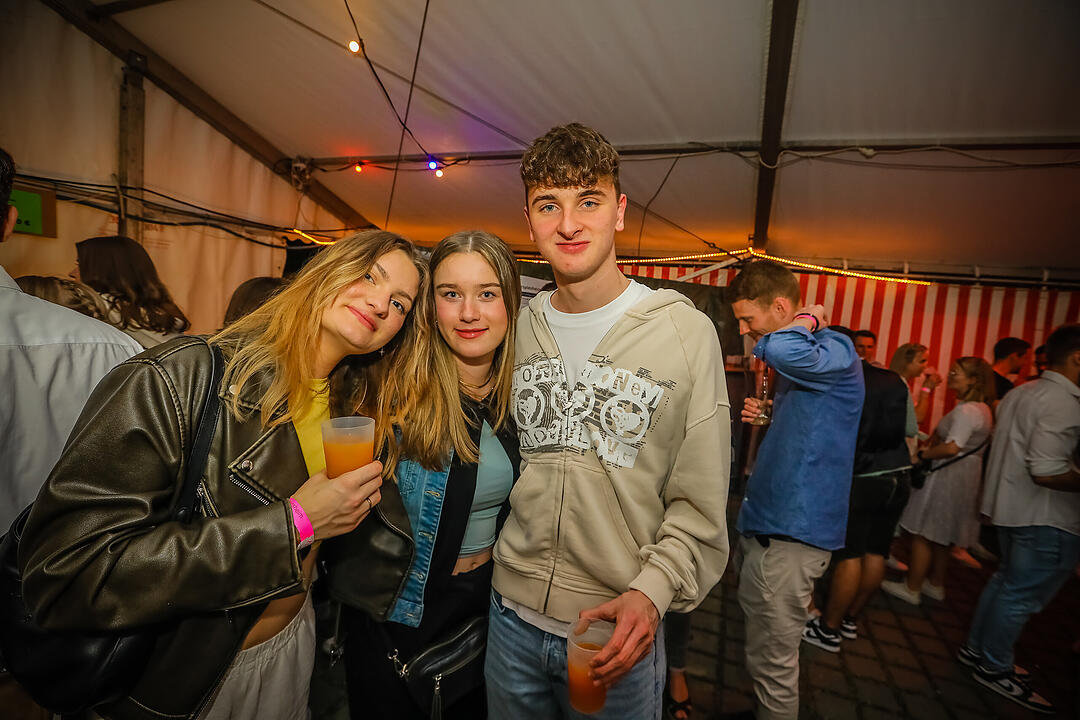 Samstagsparty im Festzelt!