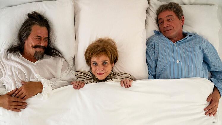 Fantasien der Ex-Kanzlerin (Katharina Thalbach): Die Titelheldin tr&auml;umt sich in eine Doppelbeziehung mit Ehemann Joachim Sauer (Thorsten Merten, rechts) und Bestatter sowie Shakespeare-Liebhaber Kurt Kunkel (Sven Martinek).