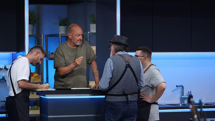 Frank Rosin gibt Jochen Schropp (links), Andreas Hoppe (Zweiter von rechts) und Paul Cooks (rechts) sofort Anweisungen.