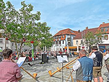 Beim Abschlusskonzert der Hamulissimo-Sommerkonzerte auf dem Viehmarkt pr&auml;sentiert das Fortgeschrittenen-Alphornbl&auml;serseminar das Erlernte. Elli B&ouml;ck