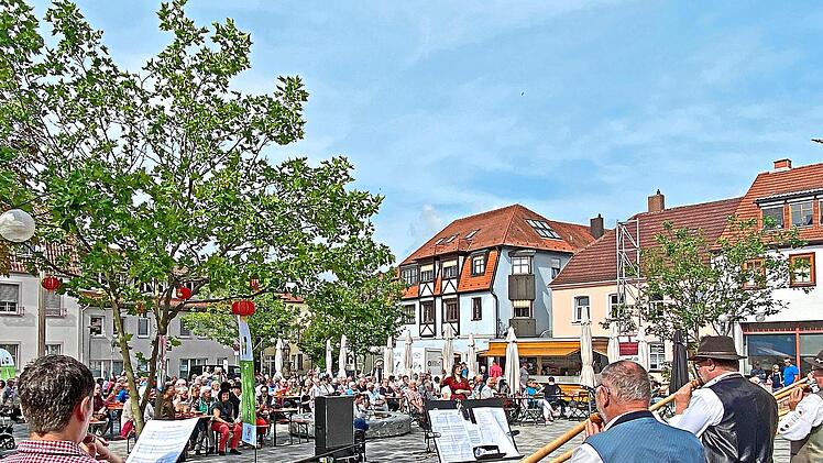 Beim Abschlusskonzert der Hamulissimo-Sommerkonzerte auf dem Viehmarkt pr&auml;sentiert das Fortgeschrittenen-Alphornbl&auml;serseminar das Erlernte. Elli B&ouml;ck
