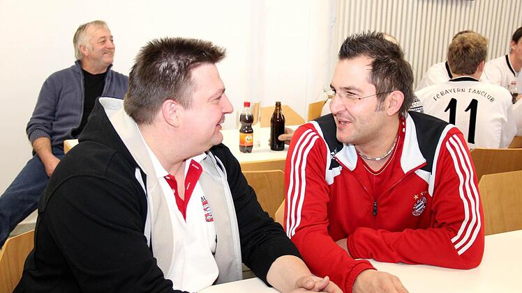 Michael Ullmann vom Fanclub Hemhofen im Gespräch mit Bernd Brehm vom ausrichtenden Fanclub Adelsdorf.