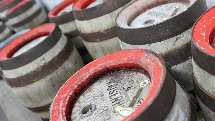 Die Brauerei verkauft noch einen Großteil ihres Bieres in alten Holzfässern.