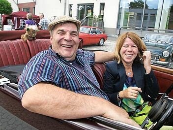 Guido Hauptmann und seine Frau Maike aus Nürnberg sind in einem Alvis zum Oldtimertreffen nach Kulmbach gekommen. Das Vamperl fährt immer hinten mit - seit einem schlimmen Unfall bei einem Oldtimer-Rennen. Fotos: Sonja Adam