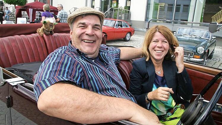 Guido Hauptmann und seine Frau Maike aus Nürnberg sind in einem Alvis zum Oldtimertreffen nach Kulmbach gekommen. Das Vamperl fährt immer hinten mit - seit einem schlimmen Unfall bei einem Oldtimer-Rennen. Fotos: Sonja Adam