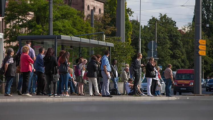 Wartenden Fahrgaesten am Donnerstag (26.06.2014) am Hauptbahnhof in Nuernberg. Die Gewerkschaften haben heute erneut zu einem Warnstreik aufgerufen. Verkehrschaos in Nuernberg.Foto: News5 / Grundmann