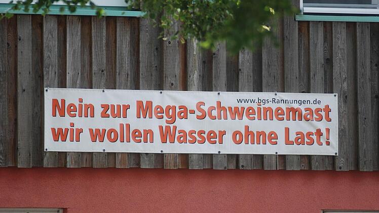 Auch in Rannungen gibt es Themen, an denen sich die Bürger reiben. Ein großer Schweinemast-Betrieb sorgt für mieses Klima im Ort.