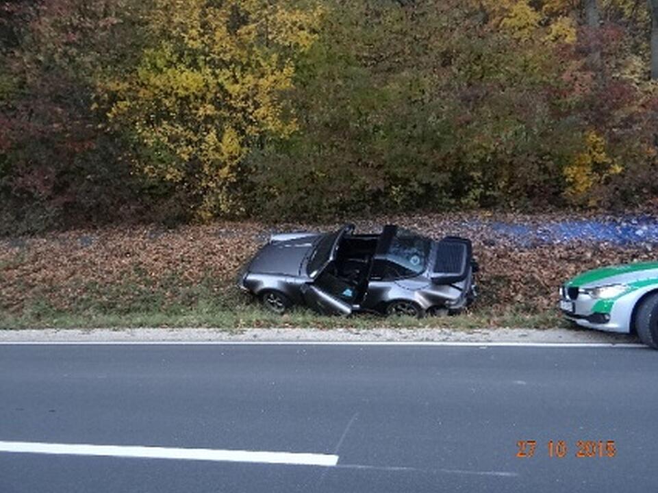 Porsche landet in Graben - Fahrer flieht