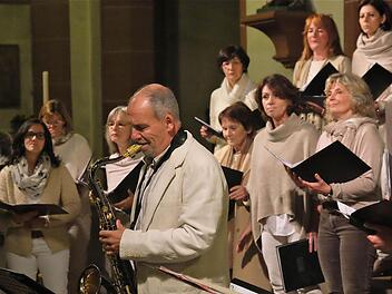 Friedbert Heckmann am Saxophon wird umrahmt vom Chor der Hammelburger Gesangs- und Instrumentalgruppe. Foto: Gerd Schaar