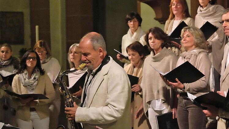 Friedbert Heckmann am Saxophon wird umrahmt vom Chor der Hammelburger Gesangs- und Instrumentalgruppe. Foto: Gerd Schaar