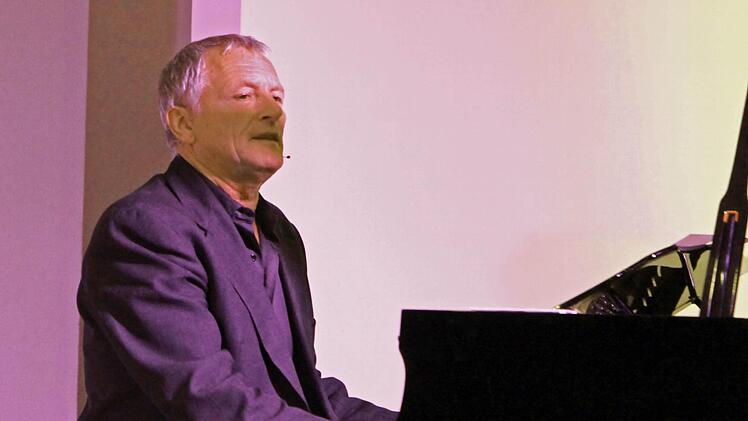 Josef Brustmann am FlügelFoto: Jochen Berger