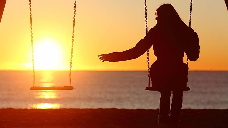 Eine Frau schaukelt allein im Sonnenuntergang. Sie hat den Partner fürs Leben noch nicht gefunden. Archivbild: fotalia
