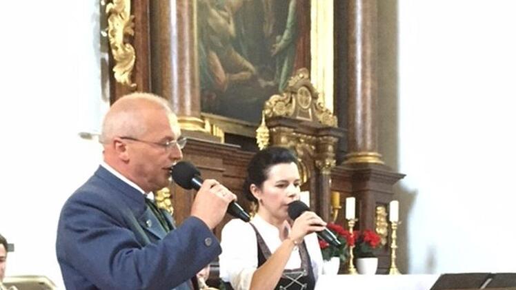Edwin Schäfer und Miriam Voll sangen einige Lieder.  Foto: Regina Rinke
