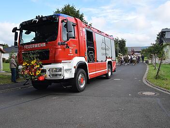 Das neue Einsatzfahrzeug der Schondraer Feuerwehr wurde beim Backofenfest eingeweiht. Foto: Horst Conze
