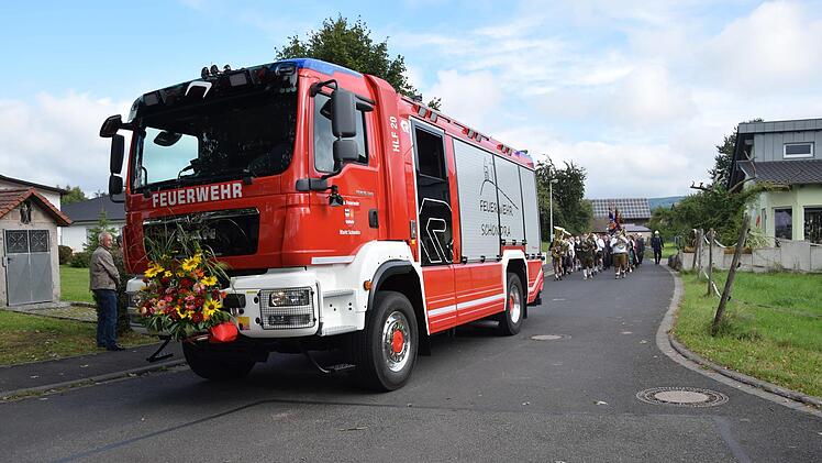 Das neue Einsatzfahrzeug der Schondraer Feuerwehr wurde beim Backofenfest eingeweiht. Foto: Horst Conze