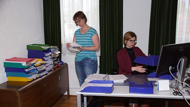 Heike Pfrang (stehend) und Stephanie Adam teilen sich die Geschäftsleitung der Rauhenebracher Verwaltung - akribisch sortierten sie die Unterlagen neu ein.Sabine Weinbeer