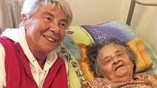 Freude trotz schwieriger Lebensumstände: Sigrid Kanz (li.) betreut Anna Gebhardt in Hetzelsdorf, wenn die Angehörigen für einige Stunden außer Haus sind. Foto: p
