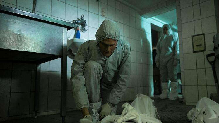 Die Kriminalhauptkommissare Felix Voss (Fabian Hinrichs) und Paula Ringelhahn (Dagmar Manzel) untersuchen am Tatort die Leichen des toten Geschwisterpaars. Foto: BR/Hager Moss Film GmbH/Luis Zeno Kuhn