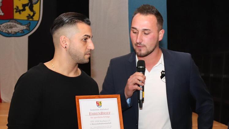 Auch Trainer Thanasi Chiarelli und Kapitän Sebastian Kammerer der ersten Mannschaft des TSV Neuhaus freuen sich über den Ehrenbrief.