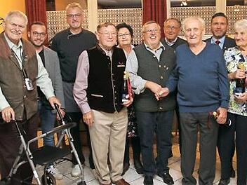 Der Vorsitzende des Bürgervereins Ahorn, Werner Gundermann (Sechster von links), freute sich besonders darüber, mit Gründungsmitglied Adolf Zech (Achter von links) bei der 50-Jahr-Feier einen Mann der ersten Stunde auszeichnen zu können. Foto: Michael Stelzner