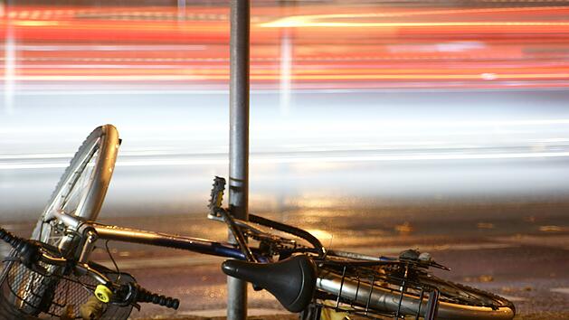 Landkreis Aschaffenburg: Radfahrer st&uuml;rzt und verletzt sich schwer - 21-J&auml;hriger trug keinen Helm