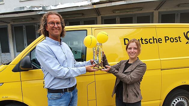 Betriebsleiter Marcus Leitner &uuml;bergab  die Spendensumme von 600 Euro an Lucy Schr&ouml;der, einem Mitglied des Vorstandes des Tierheims. Foto: Christine Metz