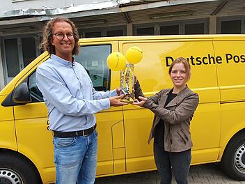 Betriebsleiter Marcus Leitner übergab  die Spendensumme von 600 Euro an Lucy Schröder, einem Mitglied des Vorstandes des Tierheims. Foto: Christine Metz