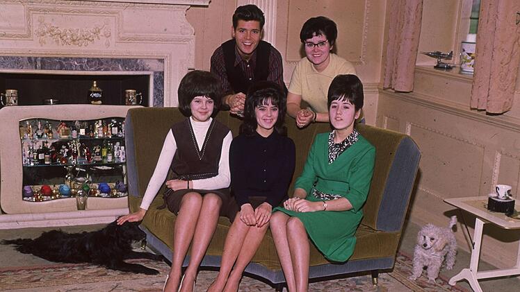 Cliff Richard war stets ein Familienmensch und der Hahn im Korb: Hier sieht man den Popstar mit seiner Mutter Dorothy (oben, rechts) und seinen drei Schwestern.