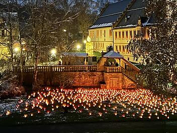 Vorweihnachtliche Atmosphäre im Kloster Maria Bildhausen, bei Kerzenschein rund um das historische Abteigebäude und im Klosterpark.