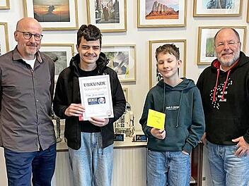Studiendirektor Martin Warmuth, Betreuer des Wettbewerbs, Schulsieger Timo Schipper, Zweitplatzierter Max Weisensel und Schulleiter Oberstudiendirektor Markus Arneth.
