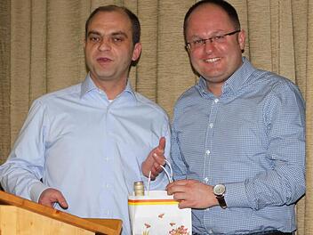 Bürgermeister Jochen Steppert (links) bei der Überreichung von Honigspezialitäten aus Kirchlauter an JU-Kreisvorsitzenden Sebastian Stastny.