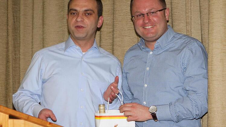 Bürgermeister Jochen Steppert (links) bei der Überreichung von Honigspezialitäten aus Kirchlauter an JU-Kreisvorsitzenden Sebastian Stastny.