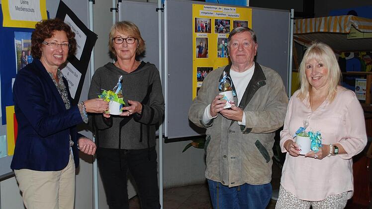 Mit herzlichen Worten und einem kleinen Geschenk bedankt sich Rektorin Doris Hörath (links) bei (weiter nach rechts) Jutta Lange, Klaus Köstner und Monika Andraschko. Foto: Karl Klippel