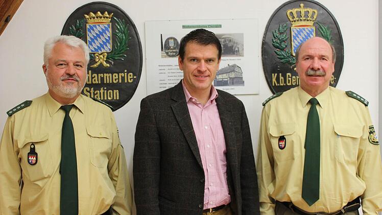 Landtagsabgeordneter Steffen Vogel (Mitte) mit dem Leiter der Polizeiinsektion Ebern, Erstem Polizeihauptkommissar Jürgen Watzlawek (rechts) und dessen Stellvertreter Polizeihauptkommissar Siegbert Weinkauf (links). Foto: privat