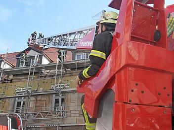 Der Dachstuhlbrand wurde schnell, auch mit Einsatz der Drehleiter, unter Kontrolle gebracht.