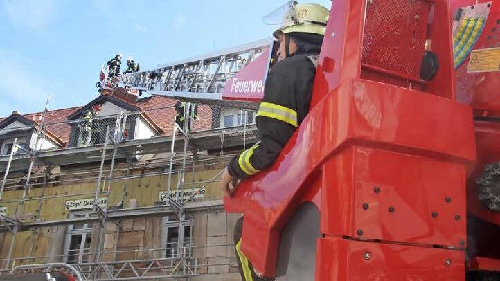Der Dachstuhlbrand wurde schnell, auch mit Einsatz der Drehleiter, unter Kontrolle gebracht.