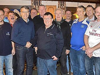 Peter Knäbel (4. v. l.) wird von Werner Pasbrig (7. v. l.) inmitten der HSV-Fans aus Oberfranken und vom gastgebenden Fanclub Oberer Frankenwald herzlich begrüßt.  Foto: Karl-Heinz Hofmann