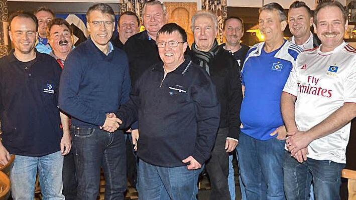 Peter Knäbel (4. v. l.) wird von Werner Pasbrig (7. v. l.) inmitten der HSV-Fans aus Oberfranken und vom gastgebenden Fanclub Oberer Frankenwald herzlich begrüßt.  Foto: Karl-Heinz Hofmann
